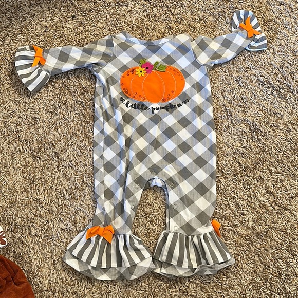 Rate Edition little pumpkin romper - Picture 1 of 4